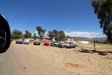 Bir arızadan sonra araba tamiri, bir otomobilin bozuk parçalarını tamir etmek