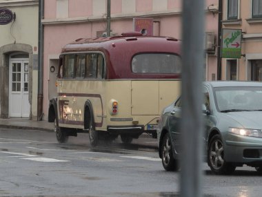 toplu taşıma ve hareket kabiliyetinde bir otobüs veya bir koç