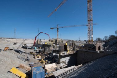 İnşaat sektöründe vinç, inşaat alanında ağır makine