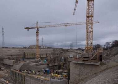 İnşaat sektöründe vinç, inşaat alanında ağır makine