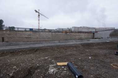 İnşaat sektöründe vinç, inşaat alanında ağır makine