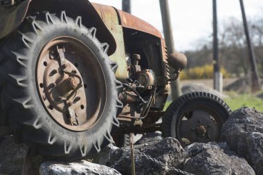 Ulaşım ve araç trafiğindeki ticari araçların büyük lastikleri