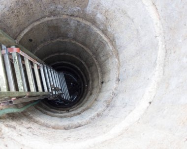 tatlı ve temiz suyu olan bir su kuyusu.