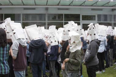 Başka bir role bürünmek ya da başka biriymiş gibi davranmak için maske ve kılık değiştirme.