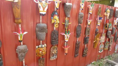 Başka bir role bürünmek ya da başka biriymiş gibi davranmak için maske ve kılık değiştirme.