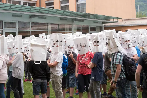 Başka bir role bürünmek ya da başka biriymiş gibi davranmak için maske ve kılık değiştirme.