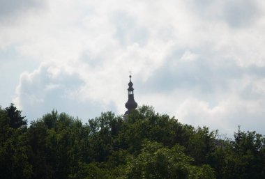 Hristiyan dininde bir ibadet ve ibadet yeri olarak kilise.