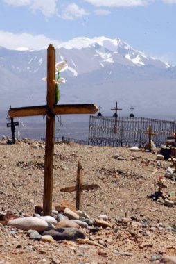 Ölü insanların gömüldüğü bir mezarlık ya da mezarlık.