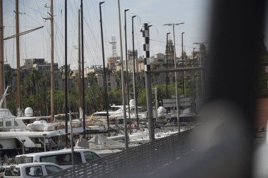 Barselona çok iyi bilinen bir tatil beldesi ve görülecek çok manzarası var.