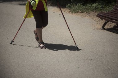 Yürümek ya da kayak yapmak gibi sopalarla yürümek.