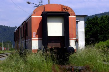 Yolculuk için bir tren vagonu ve trenle yolcu taşımacılığı.