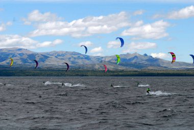 Uçurtma sörfü rüzgarla oynayan bir su sporudur.