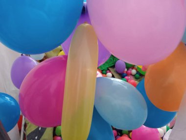 Farklı renkte nesneler ve şekiller, renkli düzenleme ve tasarım