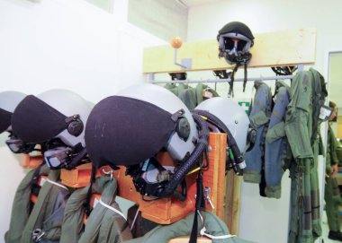 Pilot, askeri havacılık komutanı.