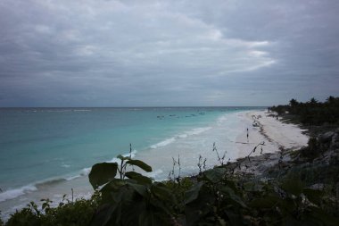 Sahil boyunca kumlu sahil, deniz kenarında yaz tatili.