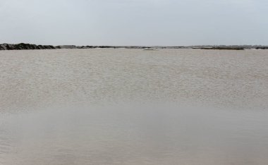 Sahil boyunca kumlu sahil, deniz kenarında yaz tatili.