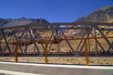 Trafik ve taşımacılıkta engelleri aşan bir yapı olarak bir köprü