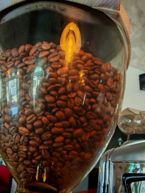 Kahve temel bir yiyecek, sıcak ve uyarıcı bir içecek.