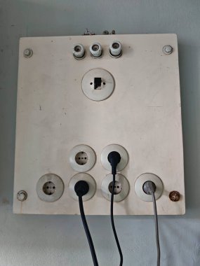 Güç direklerine ve elektrik şebekesine bağlı enerji kaynağı.