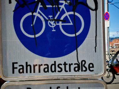 Bisiklet sürmek için bisiklet yolu, çevre dostu hareketlilik ve ulaşım