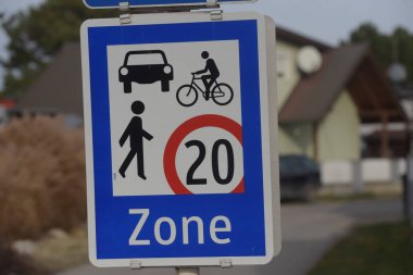 Sokakta yürüyen yayalar trafiğin bir parçası.