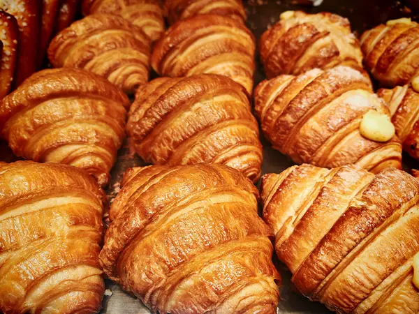 Kahvaltıda ya da tatlıda kruvasan ya da fırından çıkan börek.