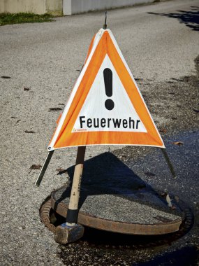 Almanca bir itfaiye işareti (Feuerwehr), kurtarma ve acil servis