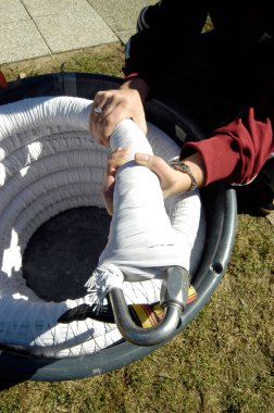 Bungee jumping, büyük bir yükseklikten elastik bir iple atlama