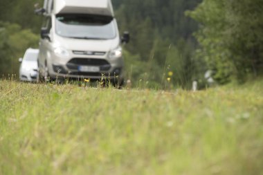 Yolda ulaşım ve hareketlilik için bir minibüs ya da taşıyıcı