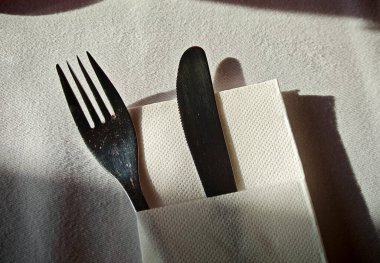 Yemek ve yemek hazırlamak, servis etmek ve yemek yemek için çatal bıçak takımı veya çatal bıçak takımı