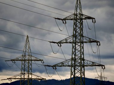 380 kv 'lik elektrik hattı ve elektrik direğine sahip enerji kaynağı.