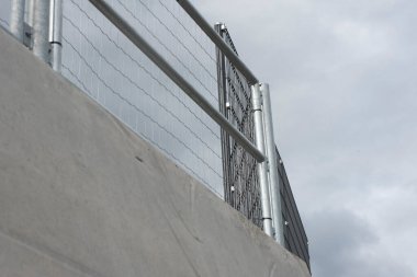 Bahçenin etrafındaki bahçe çitleri kamusal alandan çizilmiş.