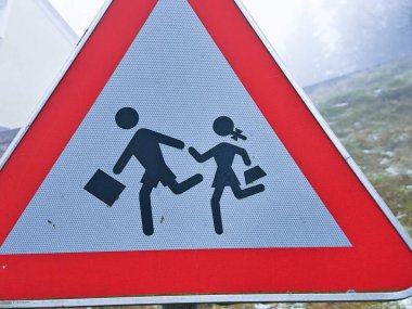 Yoldaki çocuklar ve sokaktaki trafik 