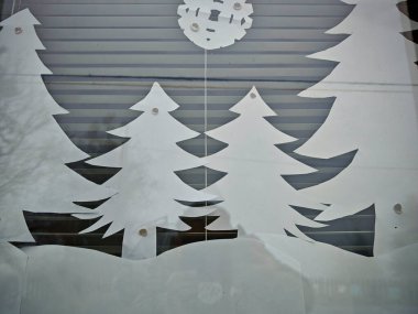 Noel ağacını Noel zamanı süslemek için.