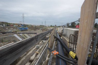 İnşaat sektöründe bir su borusu ya da boru hattı.