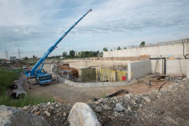 İnşaat alanındaki Felbermayr şirketinden bir vinç.