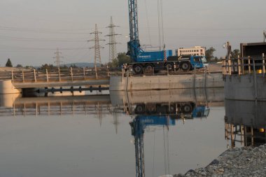 İnşaat alanındaki Felbermayr şirketinden bir vinç.