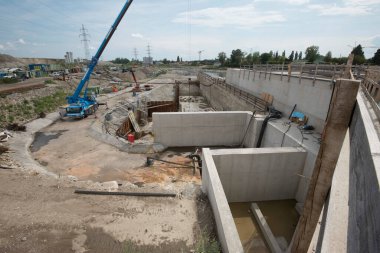 İnşaat alanındaki Felbermayr şirketinden bir vinç.