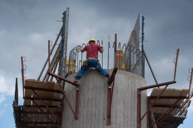 İnşaat alanında inşaat işçisi, inşaat sektöründe çalışan.