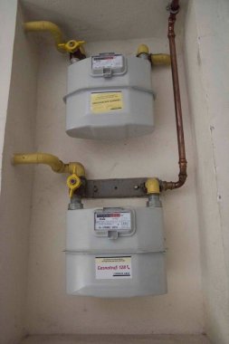 bir gaz boru hattı ve açılmak veya kapanmak için bir vana