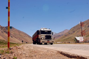 Taşımacılık, araç trafiği ve yol trafiği için kamyon