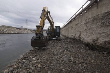 Caterpillar markasından bir kazıcı.