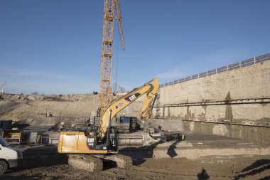 Caterpillar markasından bir kazıcı.