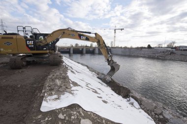 Caterpillar markasından bir kazıcı.