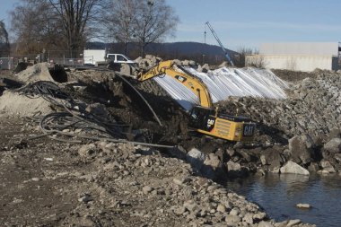 Caterpillar markasından bir kazıcı.
