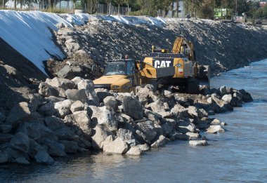 Caterpillar markasından bir kazıcı.