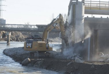 Caterpillar markasından bir kazıcı.