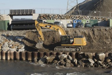 Caterpillar markasından bir kazıcı.