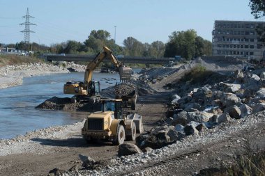 Caterpillar markasından bir kazıcı.