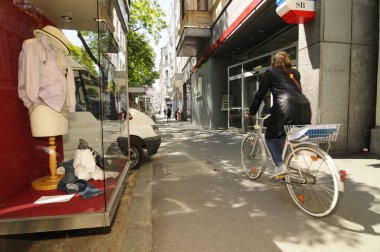 Bisikletli kadınlar sağlıklı ve modern